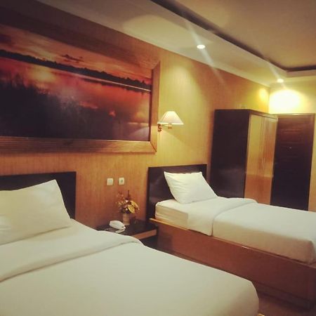 Hotel Kencana Rembang Buitenkant foto
