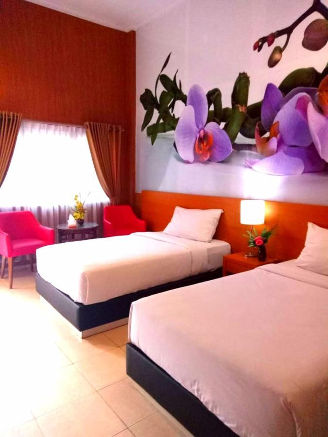 Hotel Kencana Rembang Buitenkant foto