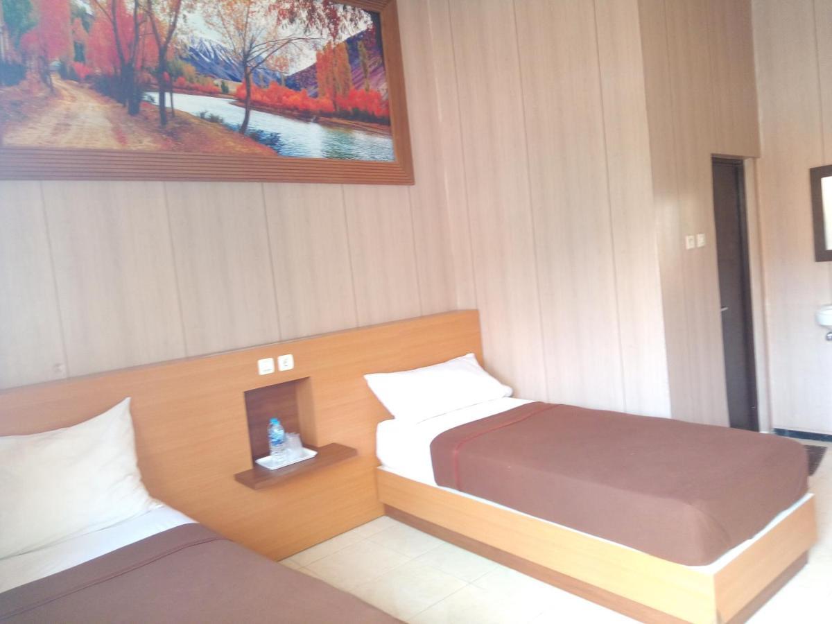 Hotel Kencana Rembang Kamer foto